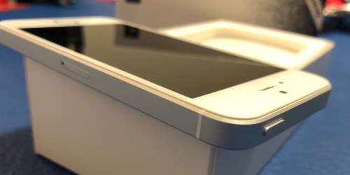 APPLE iPHONE SE 16GB - SILVER - IN BOX - DEMO UNIT ( LIKE NEW CONDITION ) + WARRANTY !!!