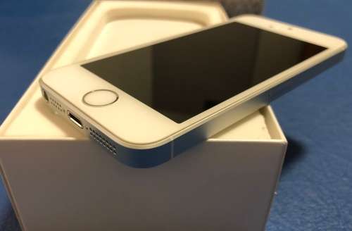 APPLE iPHONE SE 16GB - SILVER - IN BOX - DEMO UNIT ( LIKE NEW CONDITION ) + WARRANTY !!!