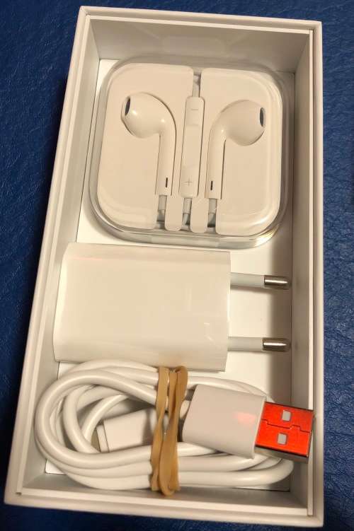 APPLE iPHONE 5S 16GB - SPACE GREY - IN BOX - EXCELLENT CONDITION