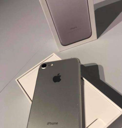 APPLE iPHONE 7 - 32GB - SILVER - GOOD CONDITION