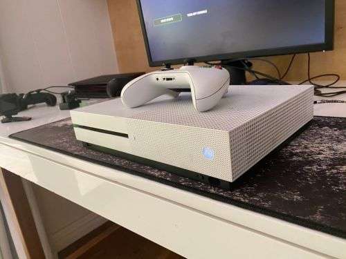 Xbox One S 500GB with Games and Controller (No Reserve)