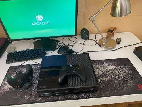 Xbox One 500GB with 2 Controllers