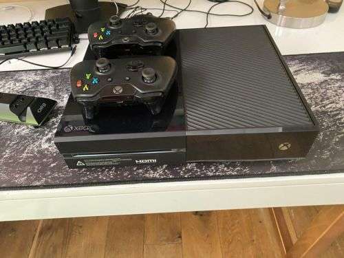 Xbox One 500GB with 2 Controllers