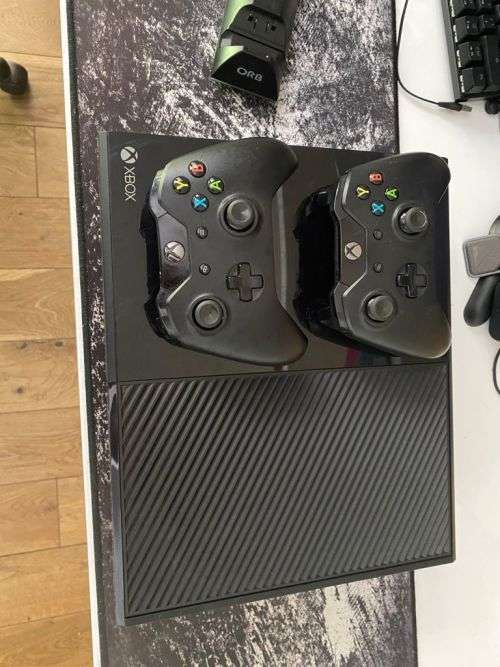 Xbox One 500GB with 2 Controllers
