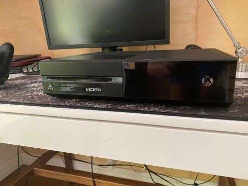 Xbox One 500GB with 2 Controllers