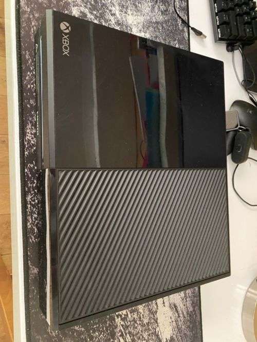 Xbox One 500GB with 2 Controllers