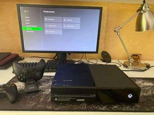 Xbox One 500GB with 2 Controllers