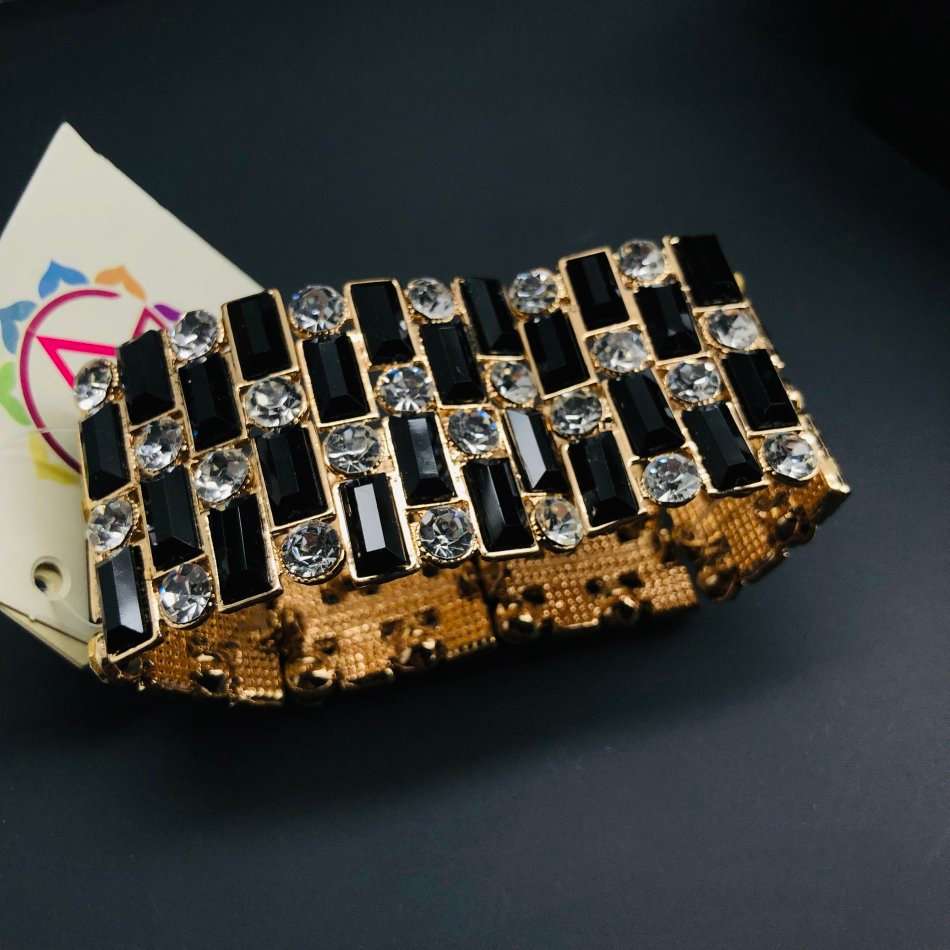 last 1! Must see! Retail: R2,000.00 AMRITA NEW YORK Casey Stretch Bracelet