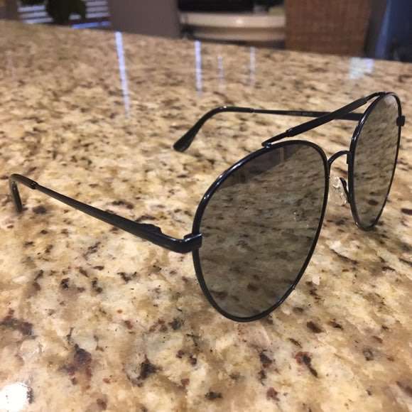 must see!! QUAY Women's LICKETY SPLIT Aviator Sunglasses **AUTHENTIC BRAND NEW