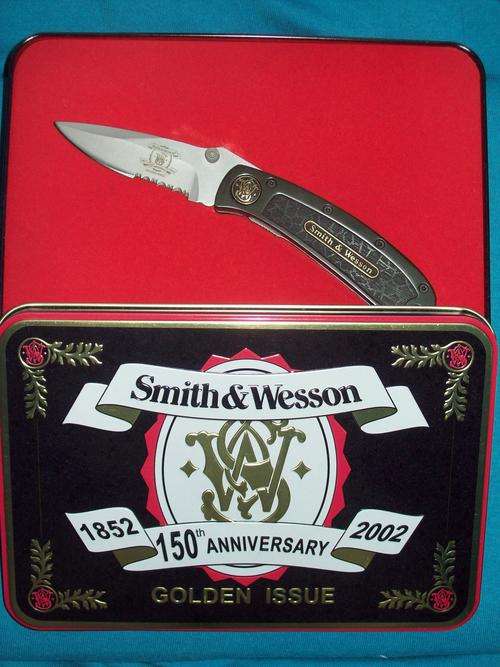 New S&W pocketknife in a display tin