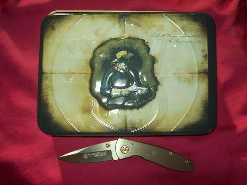 New Smith&Wesson pocketknife in tin