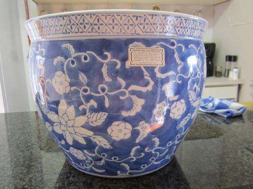 ESTATE SALE LOT 55 CHINESE MING-STYLE MEDIUM PLANTER