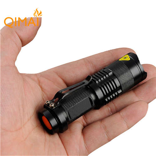 High brightness zoom flashlight