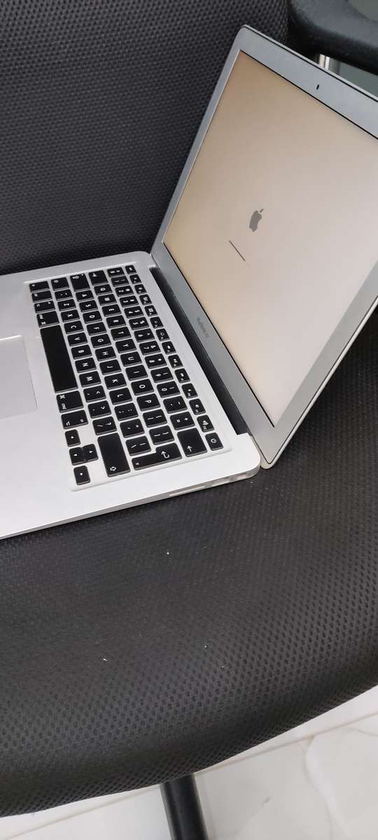 i7 Macbook Air 2011 , 13` display, 4gb Ram, 256gb SSD, macOS High Sierra