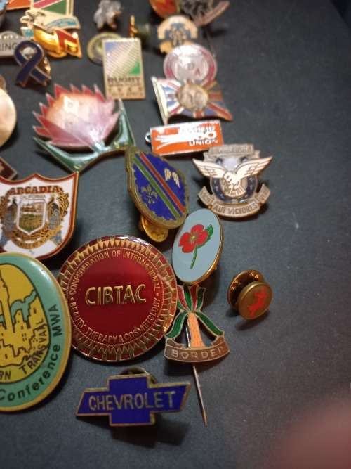 Collection of vintage badges. One bid for 32 badges
