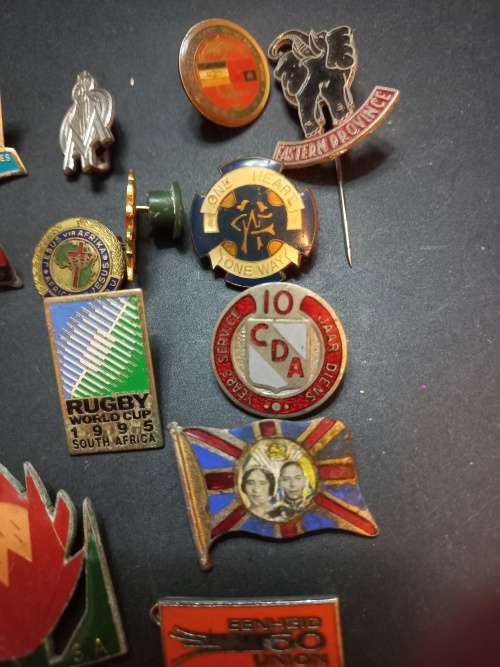 Collection of vintage badges. One bid for 32 badges