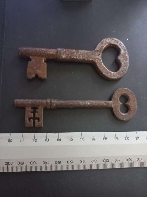 2 x Vintage and solid skeleton keys