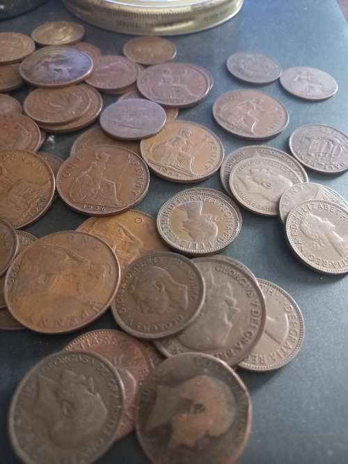 Tin with over 60 Great Britain pennies and half pennies