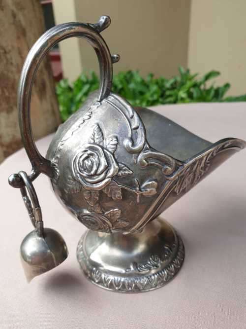 BEAUTIFUL VINTAGE SILVER-PLATED SUGAR BOWL WITH SCOOP