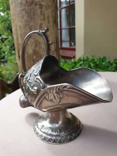 BEAUTIFUL VINTAGE SILVER-PLATED SUGAR BOWL WITH SCOOP