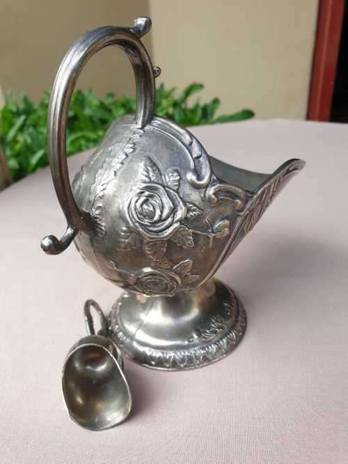 BEAUTIFUL VINTAGE SILVER-PLATED SUGAR BOWL WITH SCOOP