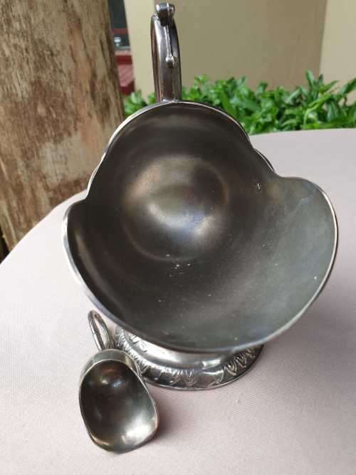 BEAUTIFUL VINTAGE SILVER-PLATED SUGAR BOWL WITH SCOOP