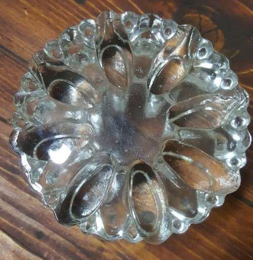UNUSUAL 8 CIGARET GLASS ASHTRAY