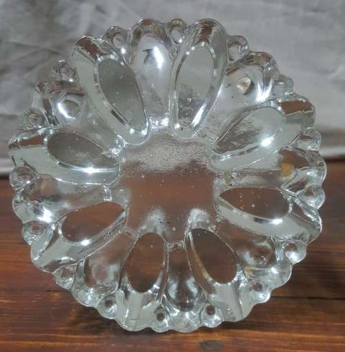 UNUSUAL 8 CIGARET GLASS ASHTRAY