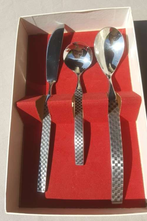 CUTE MIKASA 18/8 CHESS DESERT SPOONS AND KNIFE SET