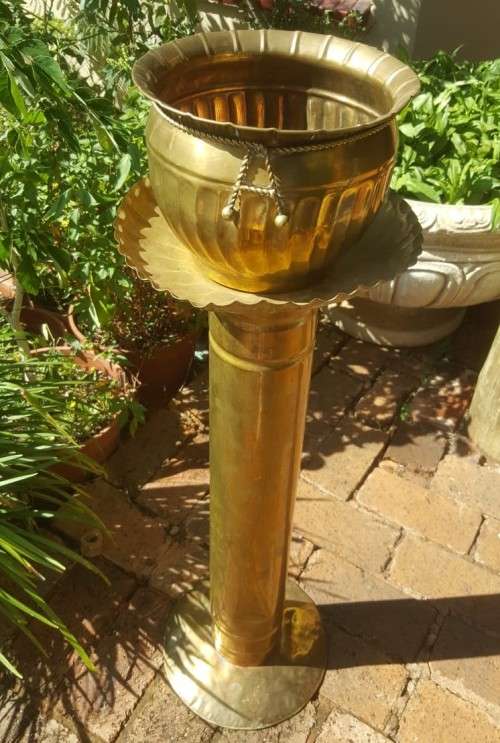 IMPOSING ROMAN LOOK BRASS POT ON PEDESTAL