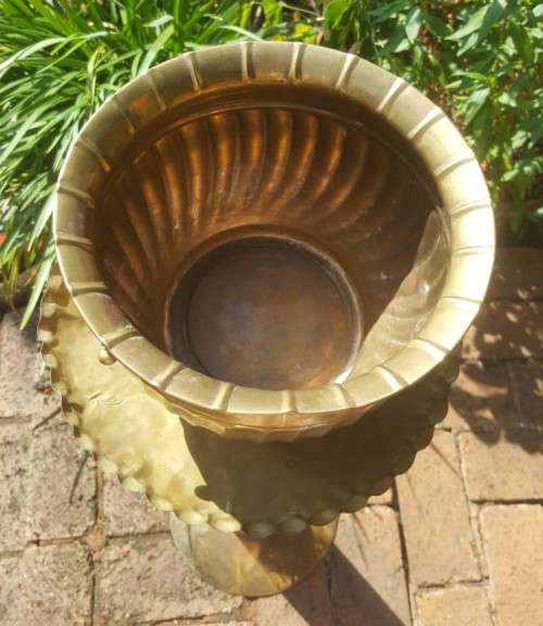 IMPOSING ROMAN LOOK BRASS POT ON PEDESTAL