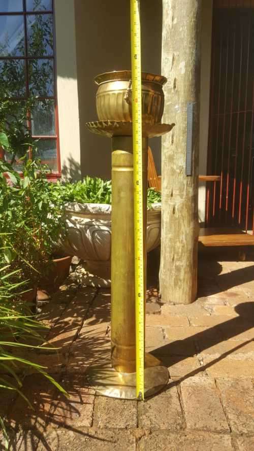 IMPOSING ROMAN LOOK BRASS POT ON PEDESTAL
