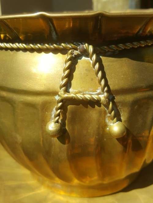 IMPOSING ROMAN LOOK BRASS POT ON PEDESTAL