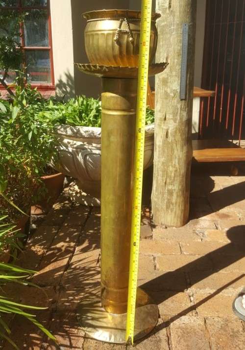 IMPOSING ROMAN LOOK BRASS POT ON PEDESTAL