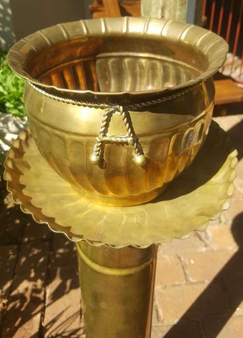 IMPOSING ROMAN LOOK BRASS POT ON PEDESTAL