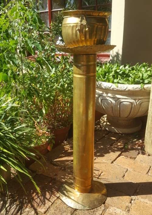 IMPOSING ROMAN LOOK BRASS POT ON PEDESTAL