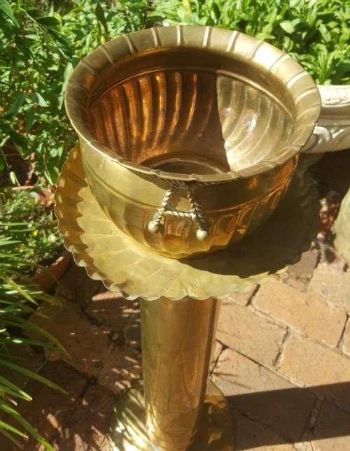 IMPOSING ROMAN LOOK BRASS POT ON PEDESTAL