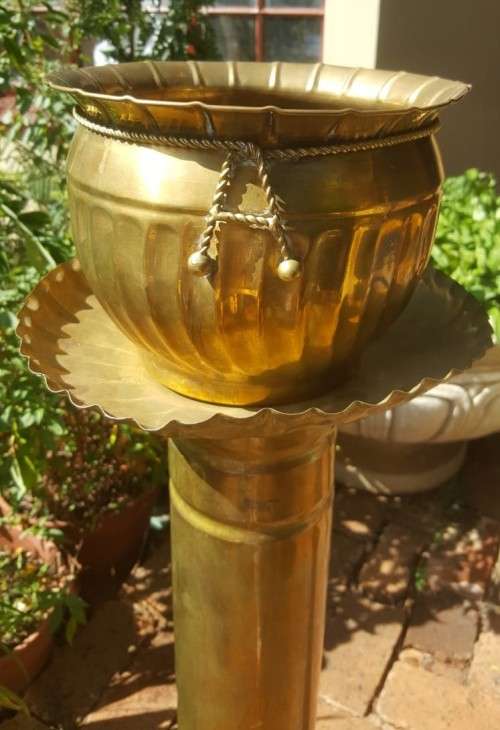 IMPOSING ROMAN LOOK BRASS POT ON PEDESTAL