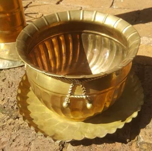 IMPOSING ROMAN LOOK BRASS POT ON PEDESTAL