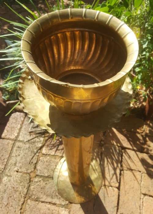 IMPOSING ROMAN LOOK BRASS POT ON PEDESTAL