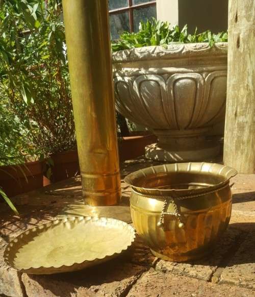 IMPOSING ROMAN LOOK BRASS POT ON PEDESTAL