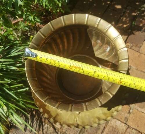 IMPOSING ROMAN LOOK BRASS POT ON PEDESTAL