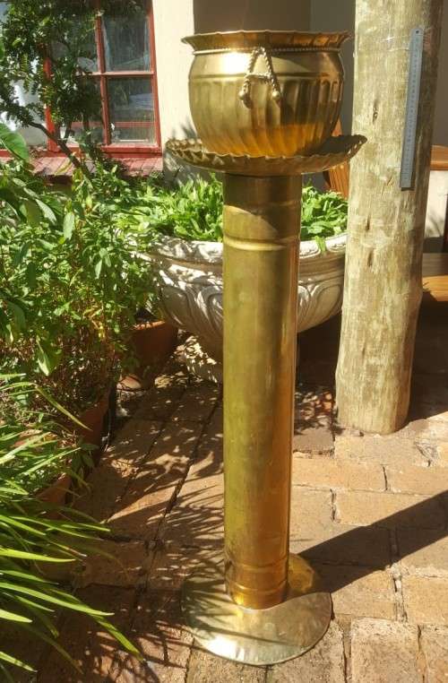 IMPOSING ROMAN LOOK BRASS POT ON PEDESTAL