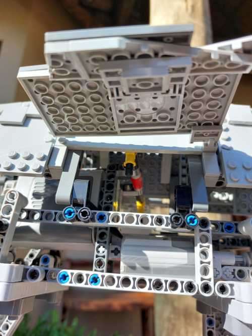 ORIGINAL LEGO STAR WARS MOTORIZED WALKING LEGO AT-AT (10178) 85% COMPLETE