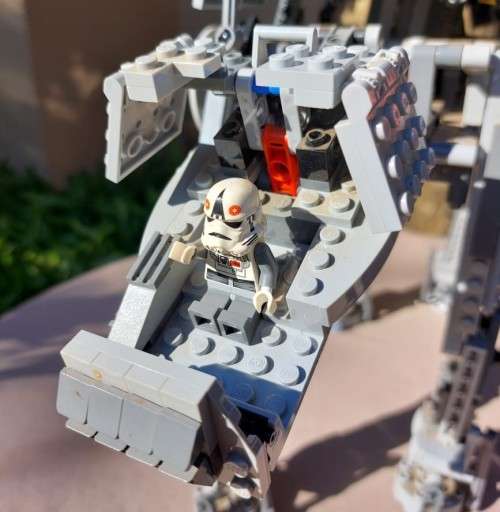 ORIGINAL LEGO STAR WARS MOTORIZED WALKING LEGO AT-AT (10178) 85% COMPLETE