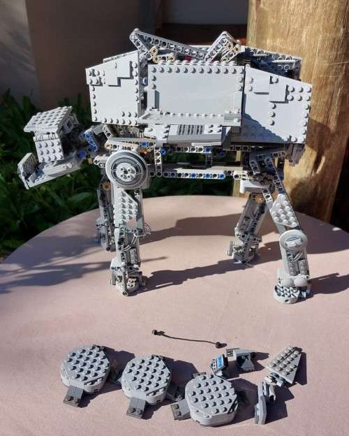 ORIGINAL LEGO STAR WARS MOTORIZED WALKING LEGO AT-AT (10178) 85% COMPLETE
