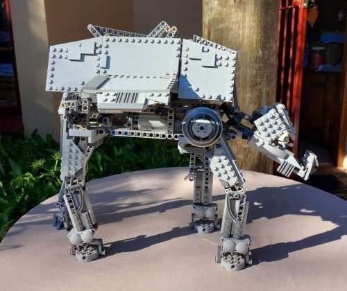 ORIGINAL LEGO STAR WARS MOTORIZED WALKING LEGO AT-AT (10178) 85% COMPLETE