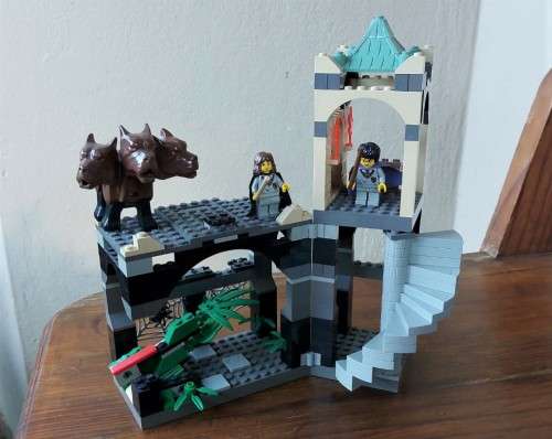 ORIGINAL LEGO HARRY POTTER FORBIDDEN CORRIDOR (4706) FROM 2001 - ABOUT 98% COMPLETE WITH FLUFFY