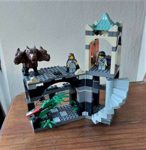 ORIGINAL LEGO HARRY POTTER FORBIDDEN CORRIDOR (4706) FROM 2001 - ABOUT 98% COMPLETE WITH FLUFFY