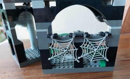 ORIGINAL LEGO HARRY POTTER FORBIDDEN CORRIDOR (4706) FROM 2001 - ABOUT 98% COMPLETE WITH FLUFFY